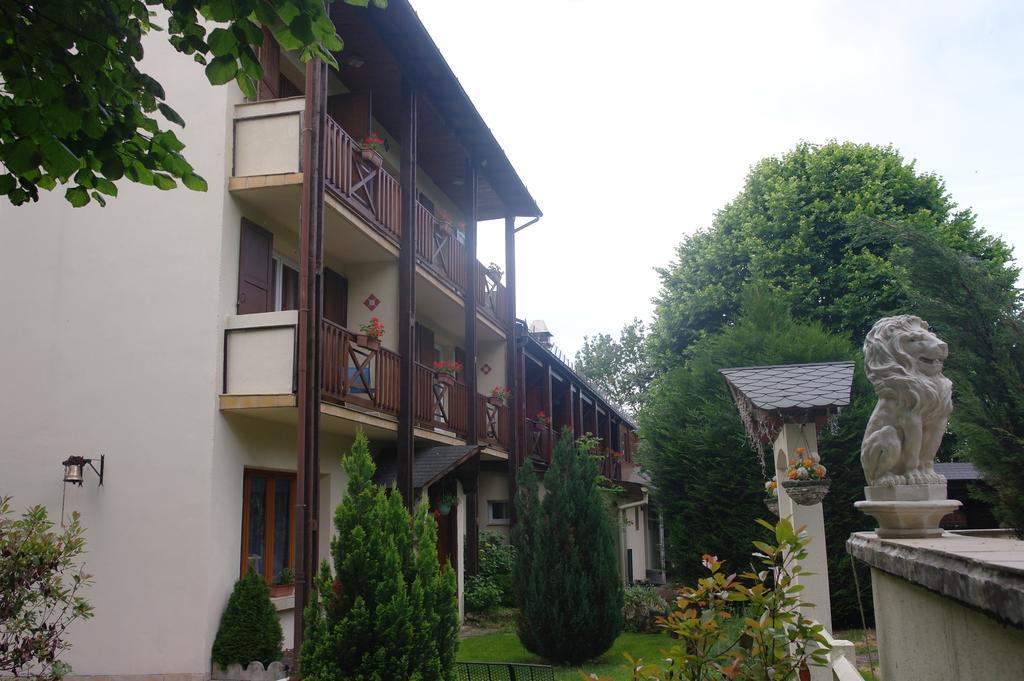 Hostellerie Saint Clement Vic-sur-Cere Exterior photo