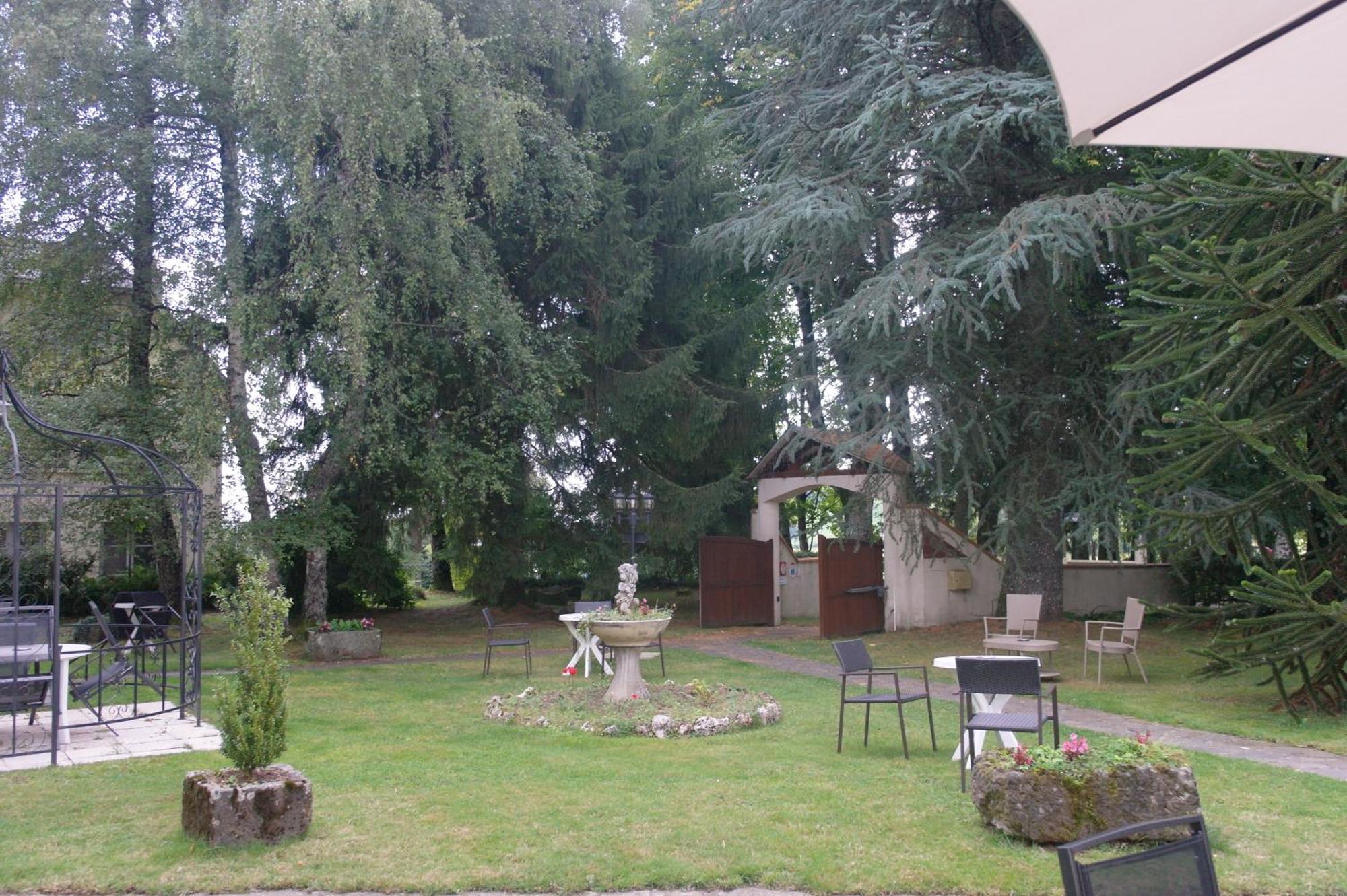 Hostellerie Saint Clement Vic-sur-Cere Exterior photo
