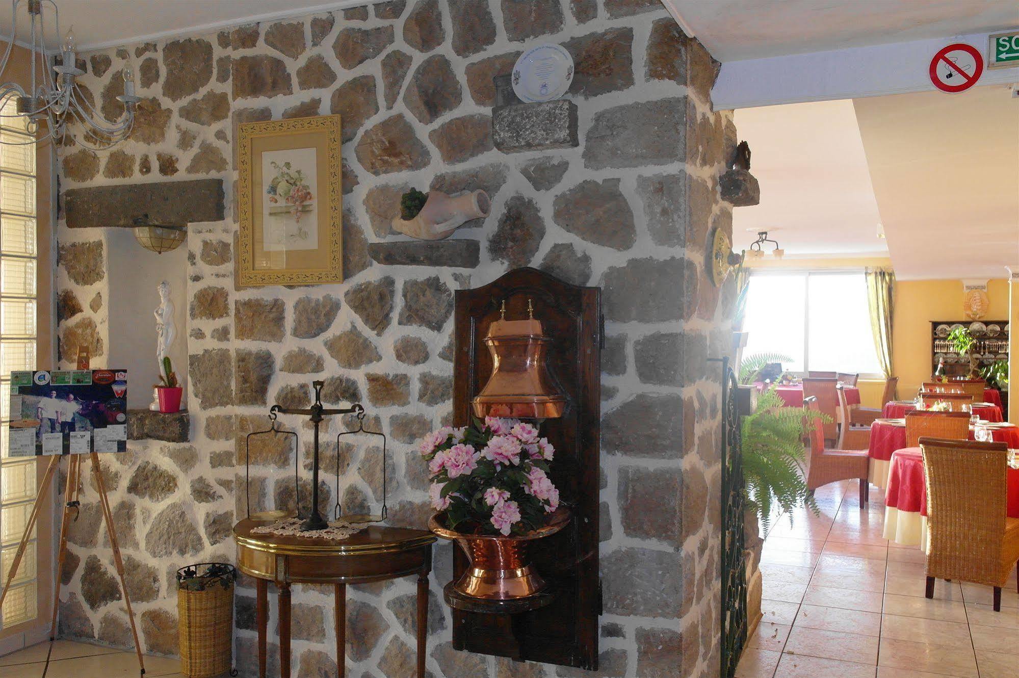 Hostellerie Saint Clement Vic-sur-Cere Exterior photo